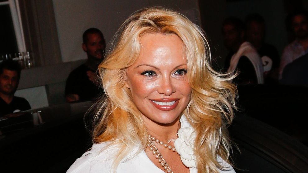 Pamela Anderson, abuz de Photoshop. Cum a pozat pentru a promova o colecție de genti