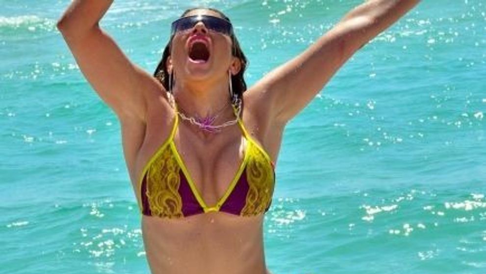 Cea mai sexy fanatica a fitness-ului a ramas fara slip pe plaja. S-a vazut aproape tot: FOTO