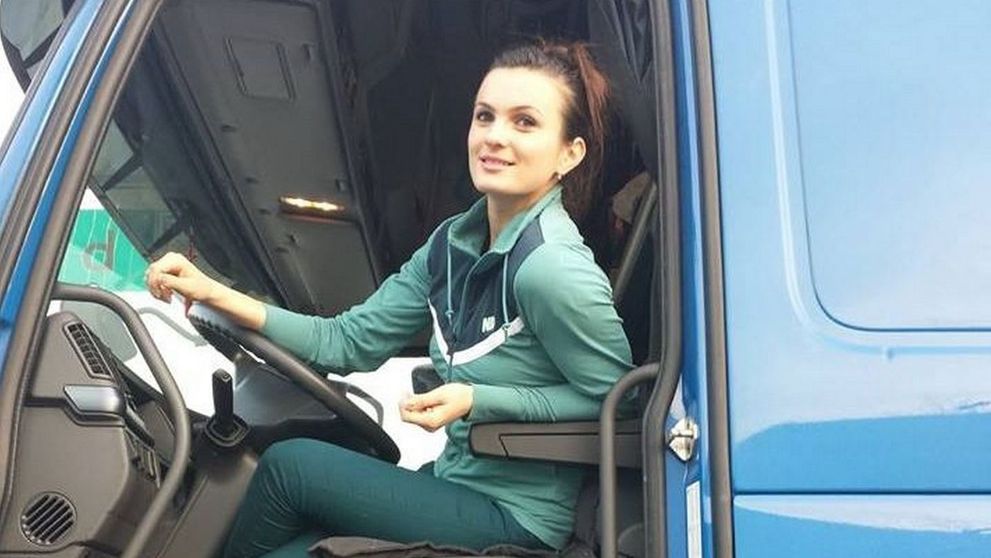 Are 22 de ani, e frumoasa foc si lucreaza ca sofer pe camion: 