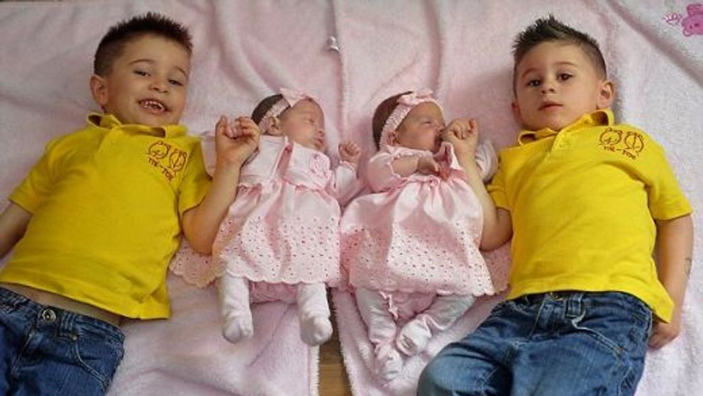 INCREDIBIL! Doua seturi de gemeni identici, nascuti in aceeasi zi!