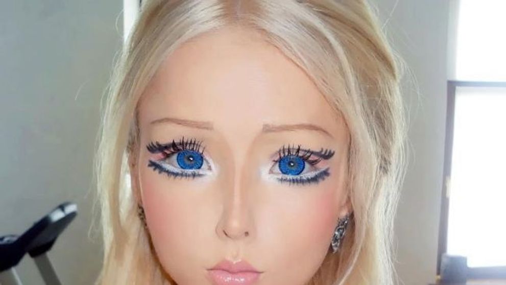 Cum arata familia Valeriei Lukyanova. Sora ei, o bruneta atragatoare, e singura care refuza sa arate ca o papusa Barbie: FOTO