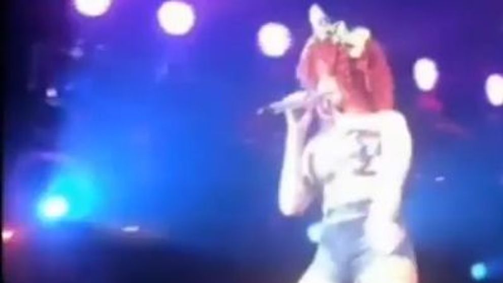Oops, Rihanna in patru labe pe scena dupa o cazatura amuzanta! VIDEO