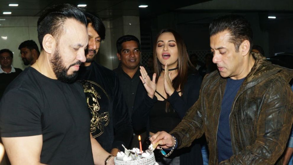 Iulia Vântur, super elegantă la ziua de naștere a lui Salman Khan. Cum arată actorul indian la 54 de ani