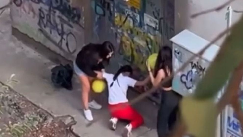 VIDEO | Un grup de eleve au fost filmate drogându-se cu protoxid de azot, în prima zi de școală