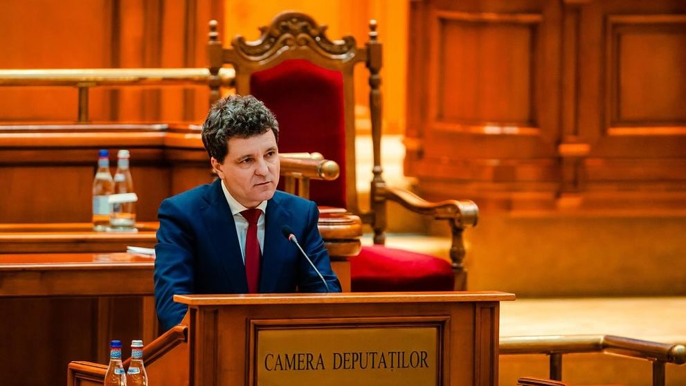 Cum arată avionul cu care zboară Nicușor Dan. A renunțat la luxul și la avioanele private cu care călătorea Klaus Iohannis
