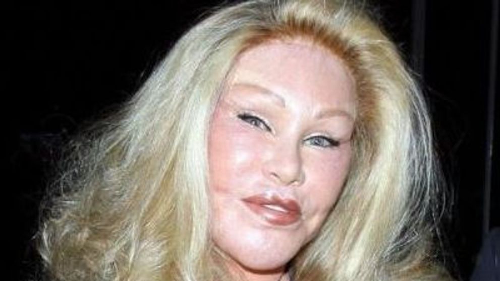 Jocelyn Wildenstein, femeia distrusa de operatii estetice, si-a aratat din nou fata in public! FOTO