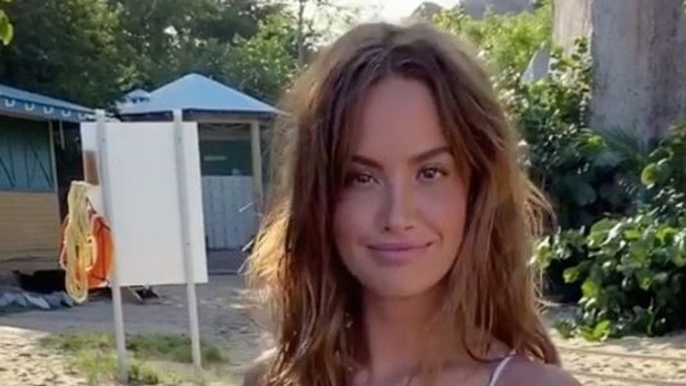 Pare cel mai cuminte costum de baie, dar din spate e ca și inexistent. Cum a pozat modelul Haley Kalil