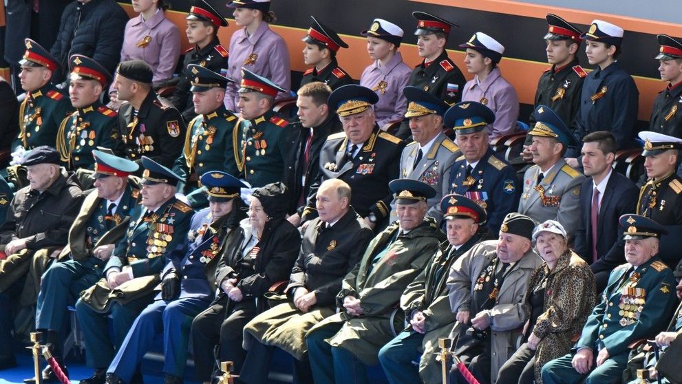 De ce și-a acoperit Vladimir Putin picioarele cu o pătură în timpul paradei militare de Ziua Victoriei? Imagini virale