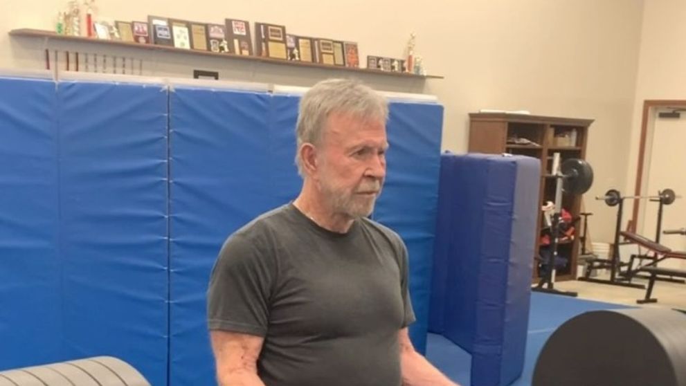 La 85 de ani, Chuck Norris are părul complet alb, dar este încă destul de puternic pentru a ridica greutăți de zeci de kilograme