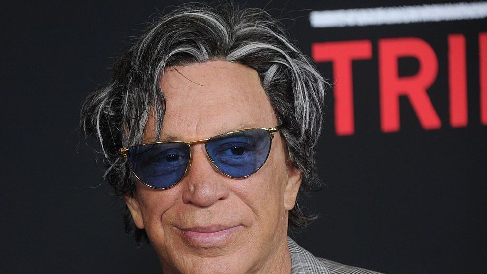 Mickey Rourke și-a spart fața la skateboard