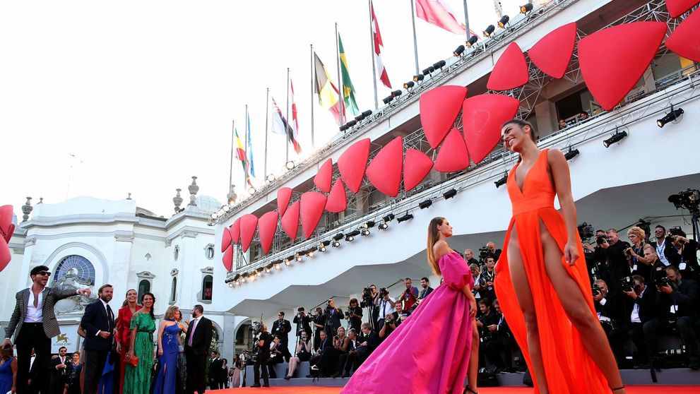 I-au lasat muti de uimire pe fotografi cand au aparut asa. Vedetele care au facut spectacol la Festivalul de Film de la Venetia