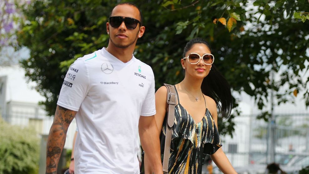 Starul Formulei 1 Lewis Hamilton își caută iubirea pe net. Cum funcționează aplicația de întâlniri online a vedetelor