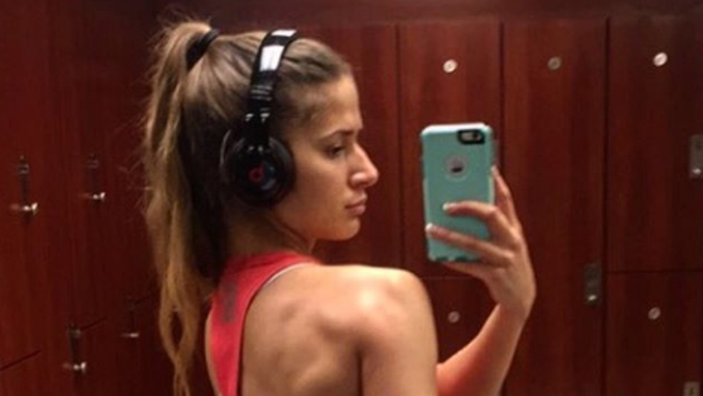 La 19 ani ajunsese sa cantareasca numai 38 de kilograme. Transformarea acestei tinere este senzationala