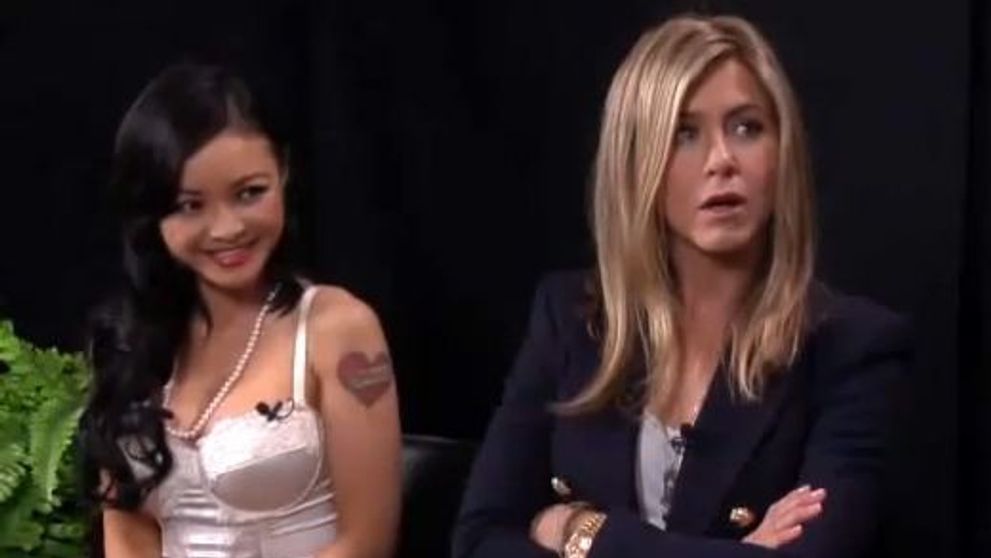 Rabdarea lui Jennifer Aniston, pusa la incercare de Tila Tequila si de un moderator pus pe sotii! VIDEO