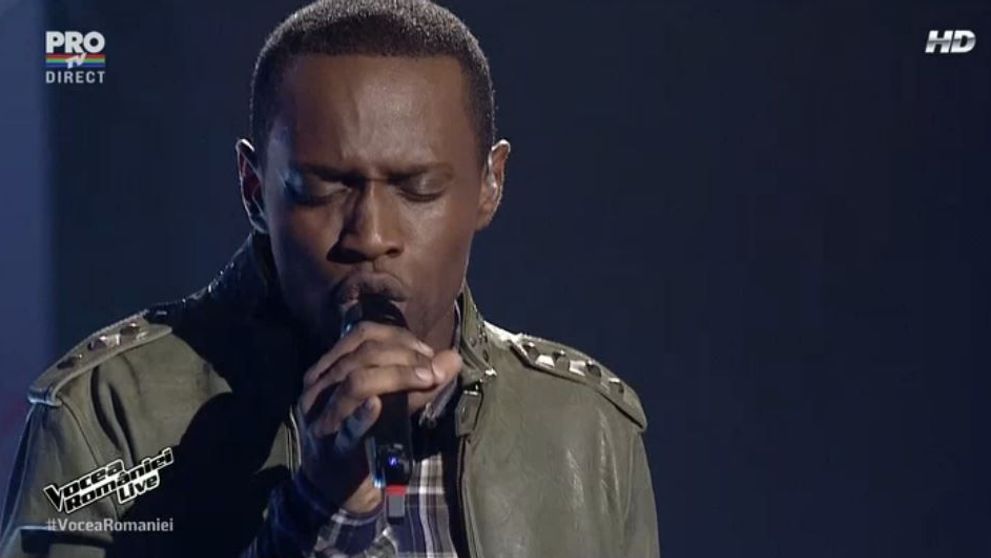 A cantat in dus, iar acum face show pe scena de la Vocea Romaniei! Smiley: 