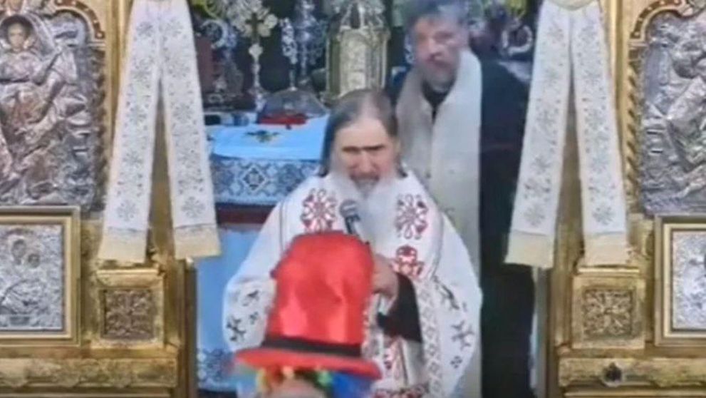 Moment fără precedent la o slujbă oficiată de IPS Teodosie! Un clovn a venit în fața altarului și s-a pus în genunchi. Reacția arhiepiscopului (VIDEO)