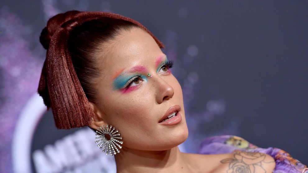 Halsey a devenit mamă. Artista a postat prima poză cu bebelușul