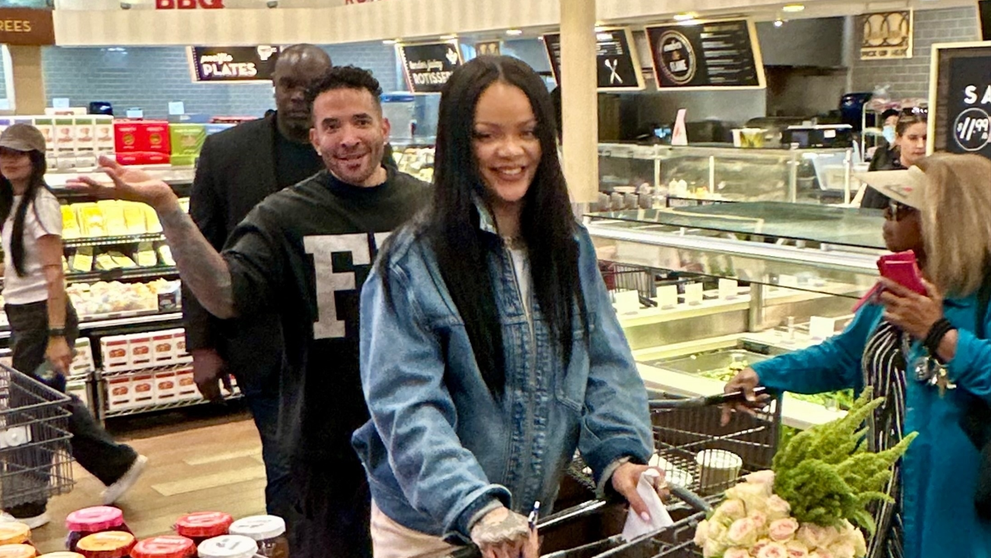 E miliardară, dar își face singură cumpărăturile! Cum au reacționat fanii când au văzut-o pe Rihanna în pantofi stiletto, printre rafturile supermarketului