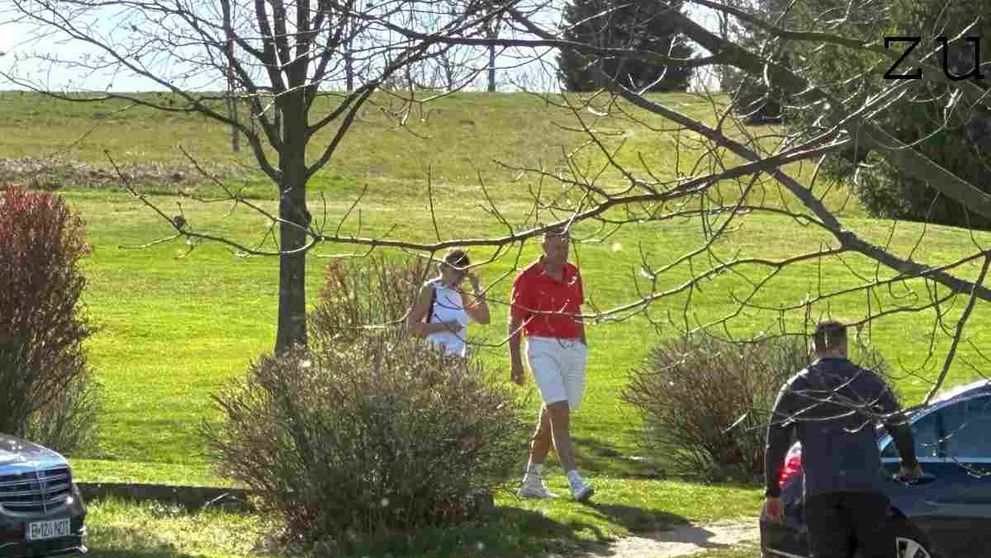 Klaus Iohannis a fost surprins pe terenul de golf alături de soția sa, Carmen: Golful oferă multe satisfacții