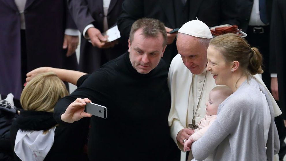 Vezi cele mai reuşite selfie-uri cu Papa! Românii au intrat şi ei în curentul #selfiewiththepope