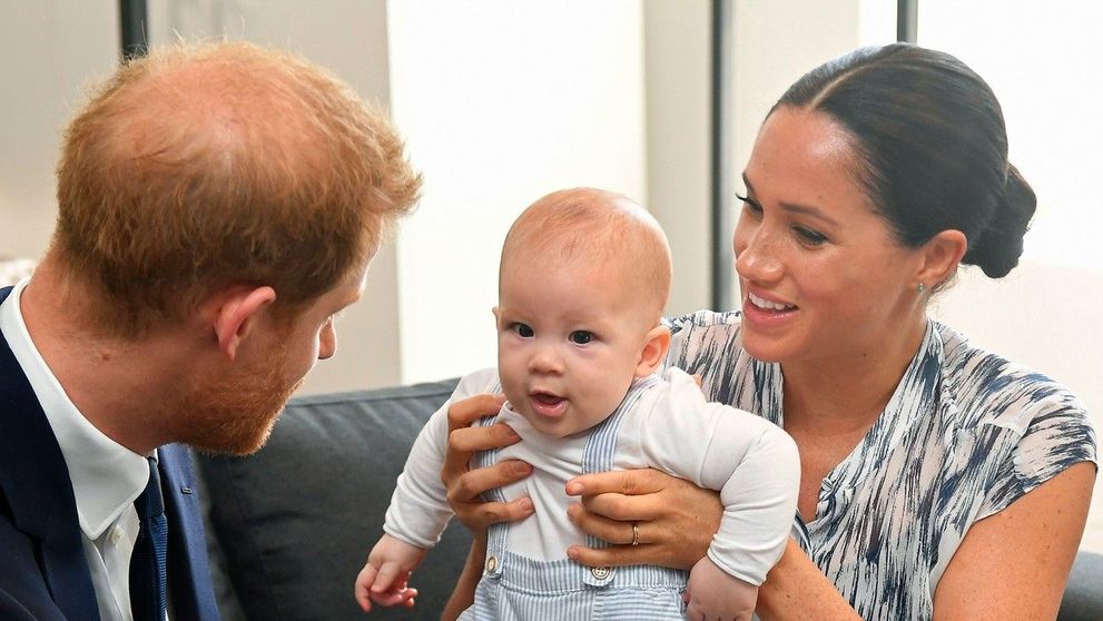 Meghan și Harry au încălcat tradiția cu prima felicitare de Crăciun a lui Archie