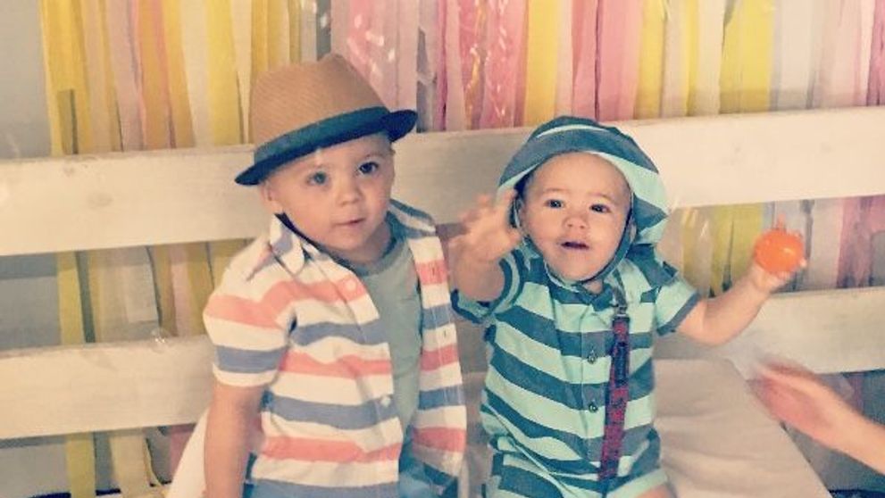 Adevarul din spatele acestei imagini adorabile. Sunt cei mai simpatici bebelusi, iar povestea lor a impresionat o lume intreaga