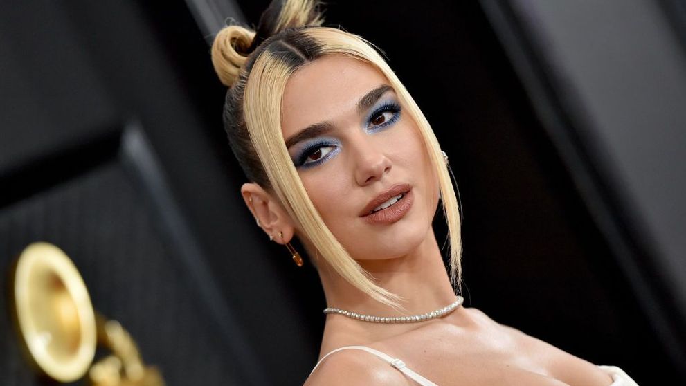 Dua Lipa, într-un costum de baie îndrăzneț, pe coperta unei reviste celebre