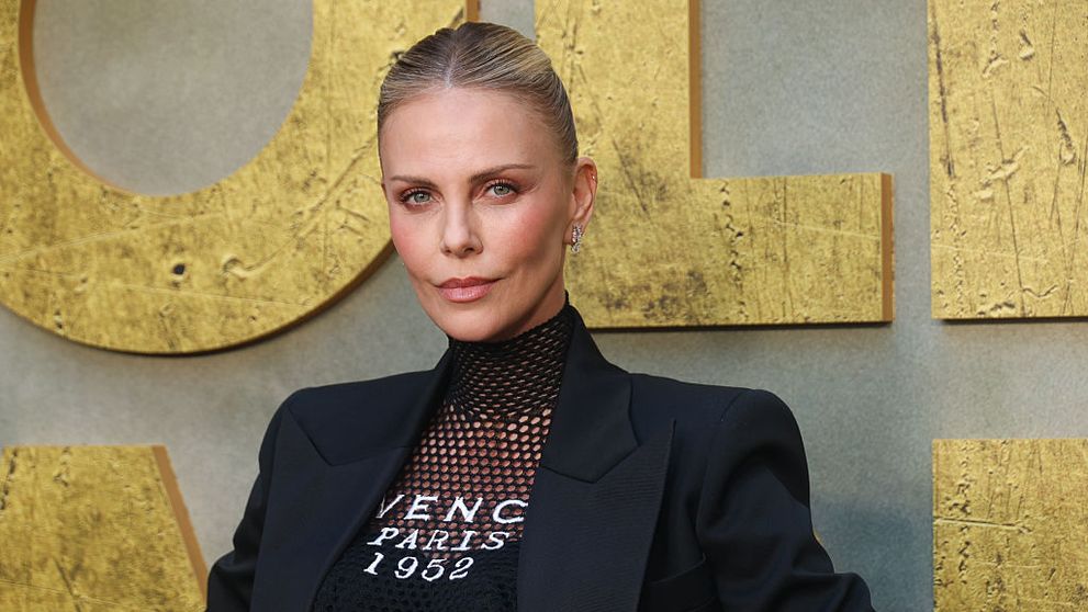 50 bate la ușă, dar din orice unghi o privești, Charlize Theron pare perfectă! Actrița a pășit pe covorul roșu într-un outfit spectaculos