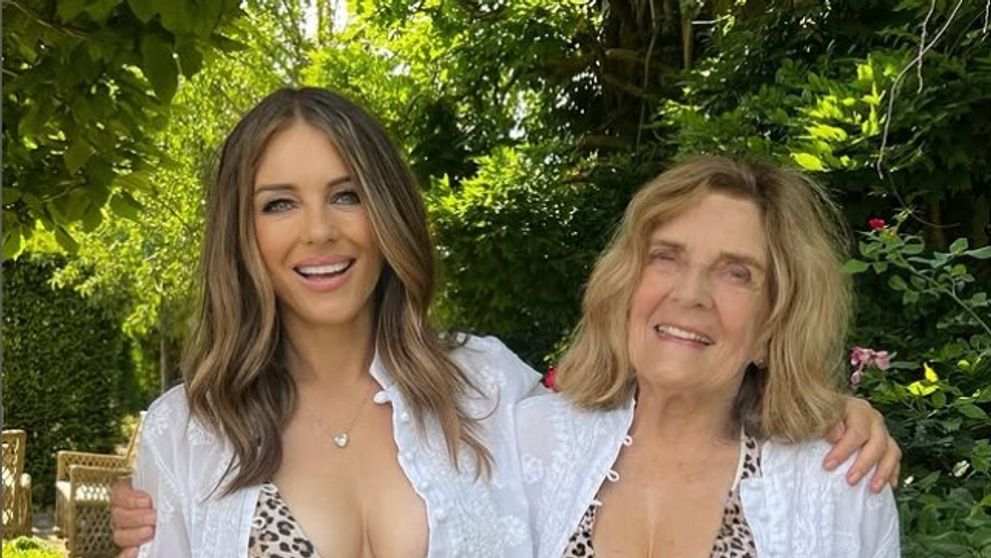 Fotografie virală cu Elizabeth Hurley și mama ei, care a împlinit 85 de ani, în costum de baie. Internauții, uluiți:  „Ai câștigat clar la loteria genelor!”