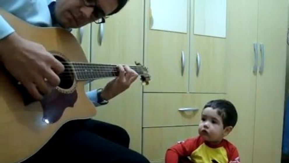 Nu are nici 2 ani si a strans aproape 9.000.000 de vizualizari pe YouTube. Cel mai simpatic baietel canta alaturi de tatal lui