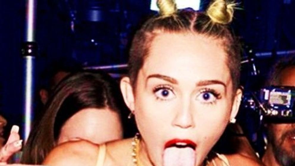 Miley Cyrus incearca un nou look. Toti au avut o surpriza imensa cand au vazut cum arata acum dintii vedetei