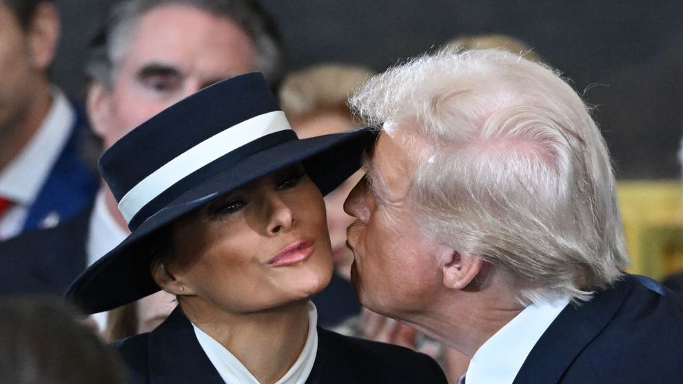 Momentul când Donald Trump încearcă să o sărute pe Melania la ceremonia de învestire, dar se izbește de pălăria ei. Cât a costat întreaga ținută a Primei Doamne
