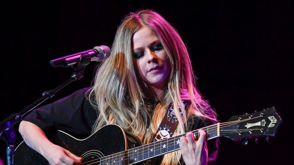 Avril Lavigne nu a renunțat la imaginea de adolescentă rebelă. Cum a fost surprinsă recent de paparazzi