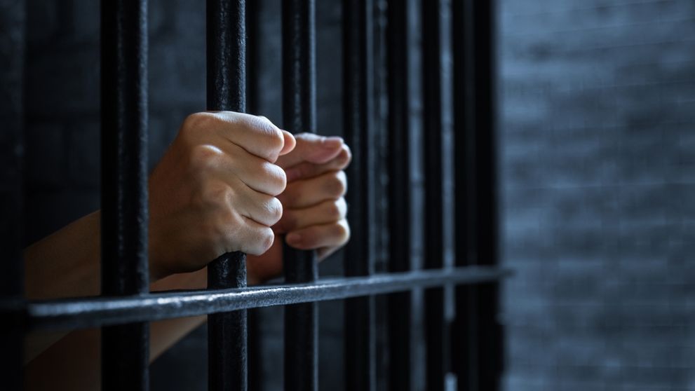Un bărbat închis pe nedrept 43 de ani, pentru o crimă pe care nu a comis-o, a fost arestat de polițiști imediat după eliberare! Care este motivul