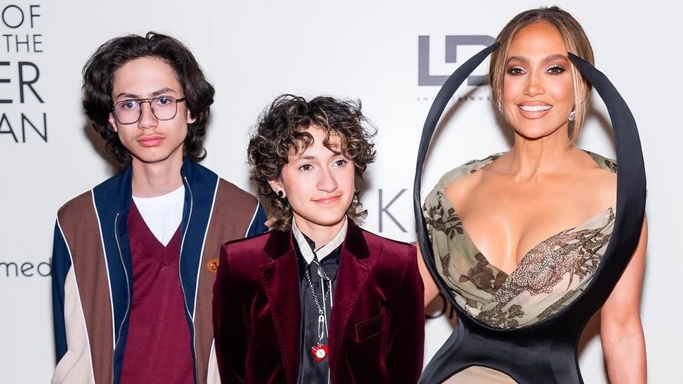 Gemenii lui J Lo, apariție rară pe covorul roșu alături de mama lor. Cum arată la 17 ani Max și Emme: băiatul e copia perfectă a tatălui său, Mark Anthony