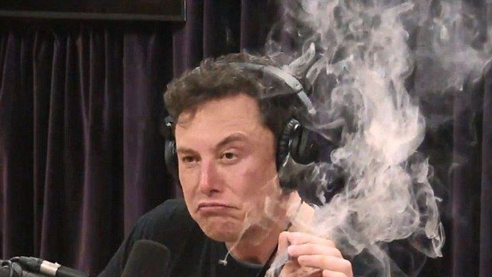 Elon Musk, gest controversat! A fumat, în direct, un trabuc cu marijuana