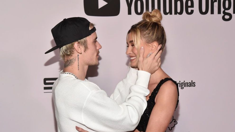 Justin Bieber, mai îndrăgostit ca niciodată. Paparazzii l-au surprins în ipostaze tandre cu soția sa