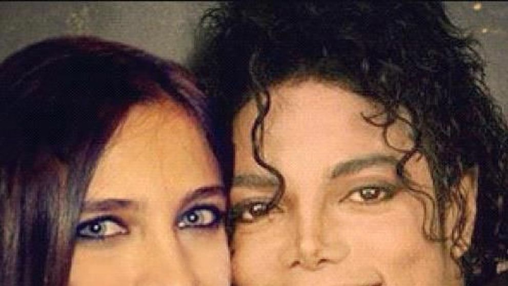 Fiica lui Michael Jackson nu mai e un copil. Cum arata Paris tunsa scurt, cu cercel in buric si imbracata doar in costum de baie