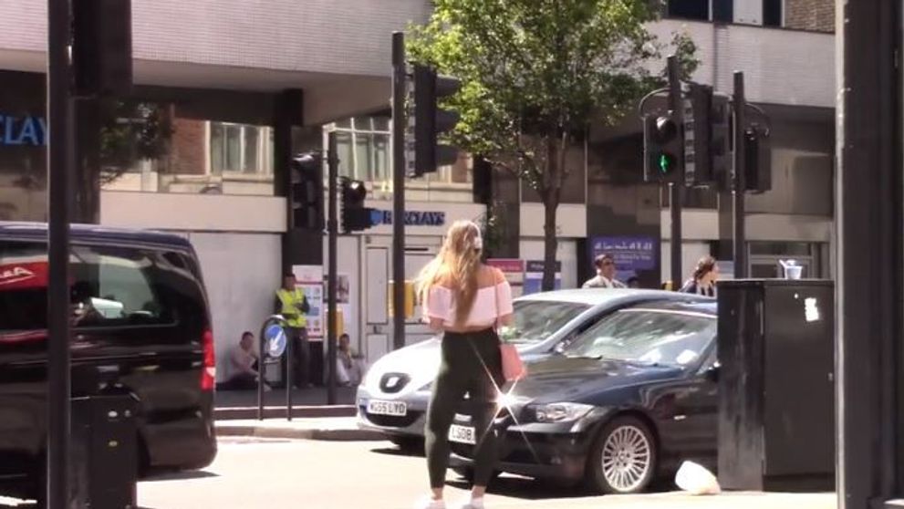 Un experiment social a starnit controverse. Cum reactioneaza barbatii atunci cand vad pe strada o tanara singura
