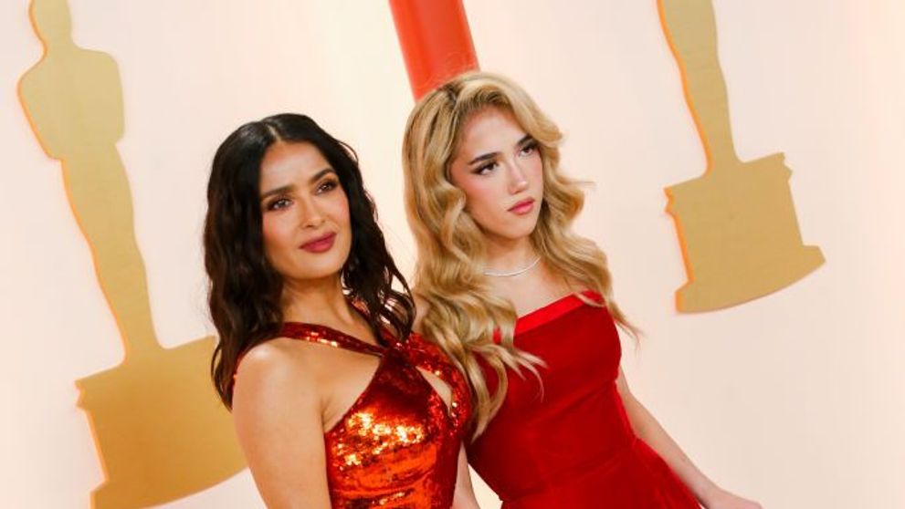 Salma Hayek, eclipsată de fiica ei pe covorul roșu la Premiile Oscar. Cât de frumoasa s-a făcut Valentina, la 15 ani
