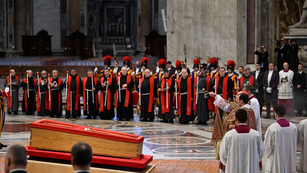 Ce fac credincioșii lângă sicriul Papei Francisc. Gesturile controversate din Bazilica Sfântul Petru au stârnit revoltă: „De prost gust”