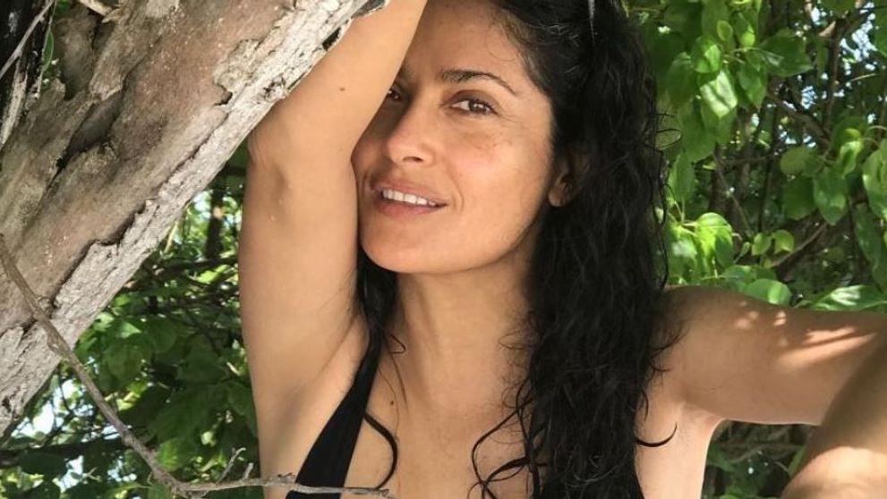 Salma Hayek, răvășitoare în costum de baie, la 52 de ani