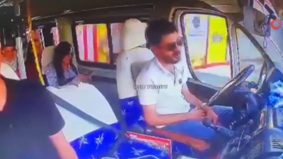 Un șofer, care conducea un autobuz plin, a adormit la volan și a făcut accident. Momentul, surprins pe camerele de supraveghere