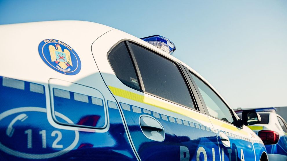 Un polițist băut a provocat un accident în localitatea 2 Mai. O tânără și un copil de 2 ani au ajuns la spital