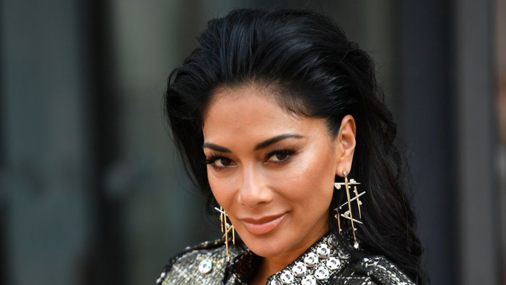 Nicole Scherzinger, yoga pe plajă. Cântăreața, în vârstă de 41 de ani, și-a etalat trupul perfect