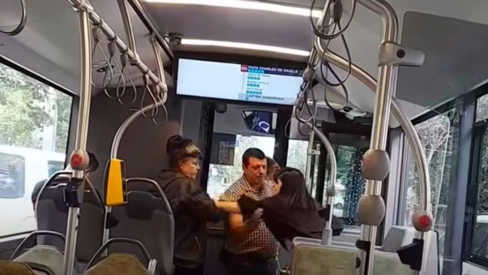 „Mor de foame, n-am bani de mâncare!” O femeie s-a repezit să o bată pe controloare după ce a fost prinsă fără bilet pe linia STB 331