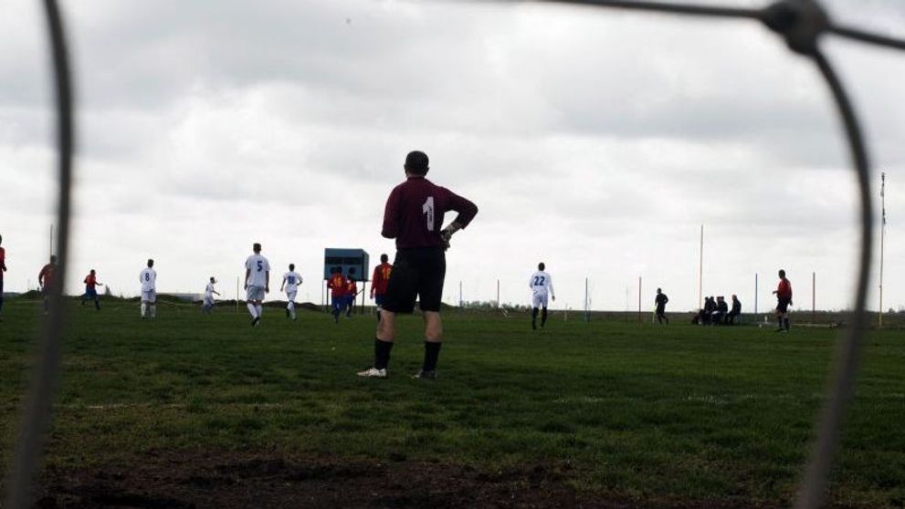 Portarul de fotbal cu o singura mana. New York Times a venit in Romania sa scrie despre echipa lui dupa un articol www.sport.ro