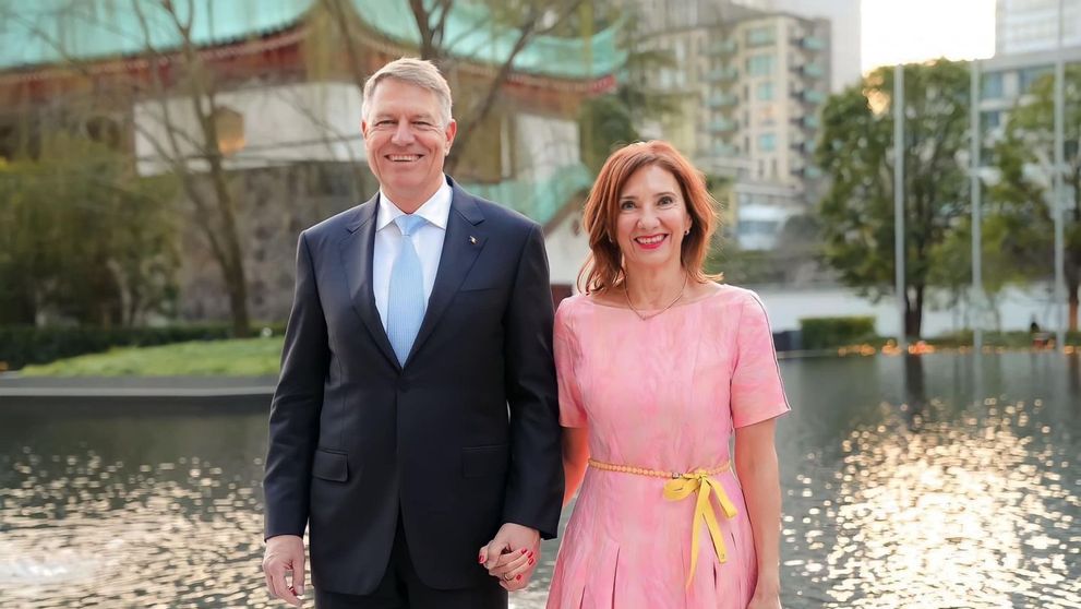 Klaus Iohannis, în pantaloni scurți pe munte. Președintele României și soția sa au urcat pe Vârful Moldoveanu