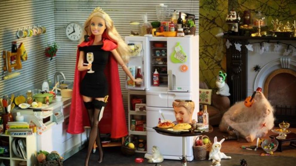 Barbie reinventata. Cum arata celebra papusa in ipostaza de criminala in serie, femeie usoara sau mama nepasatoare