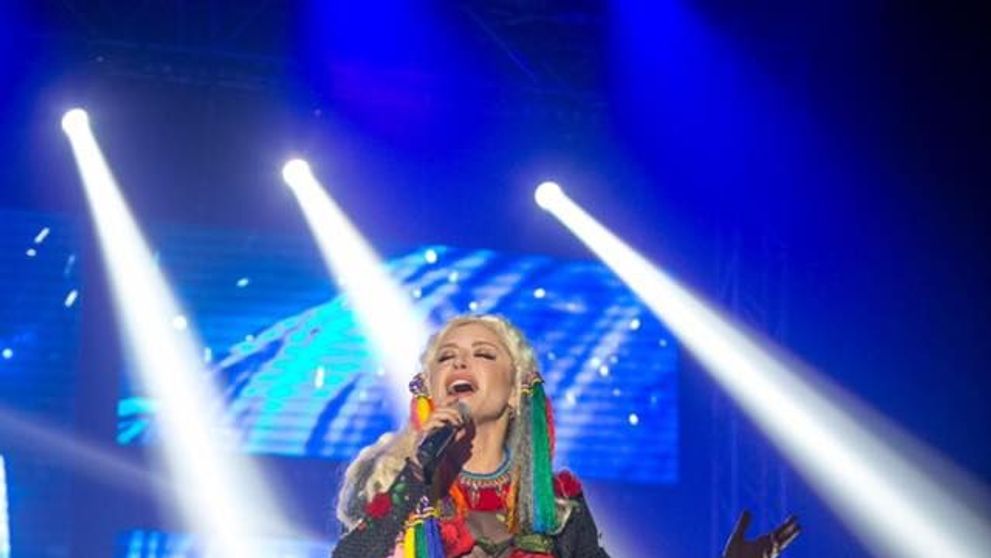 Loredana sustine spectacolul ADOR in 10 orase din Romania